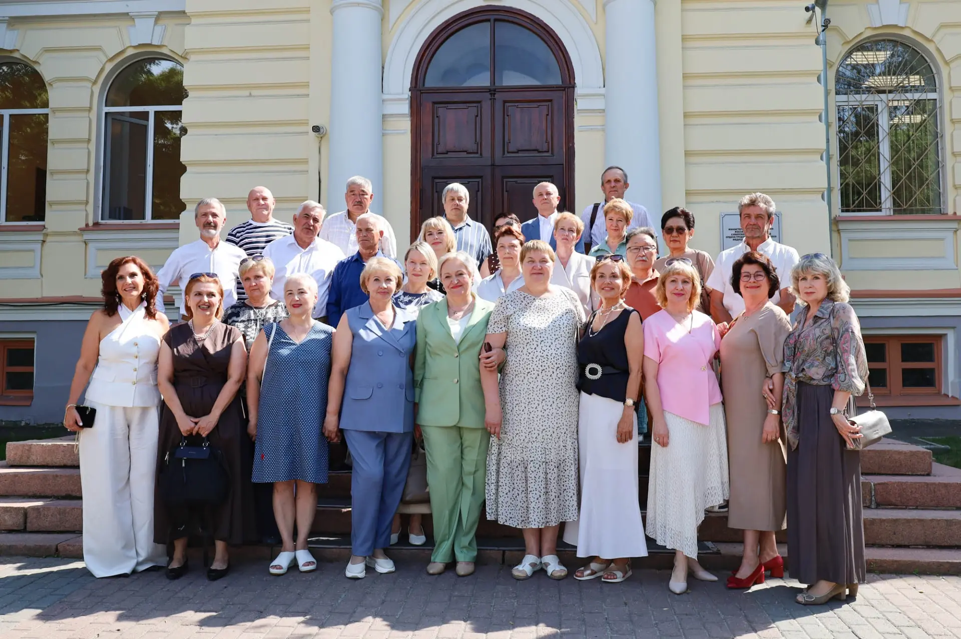 Снова вместе: выпускники лечебного факультета в Сибирском медицинском 🫂

Выпускники лечебного факул