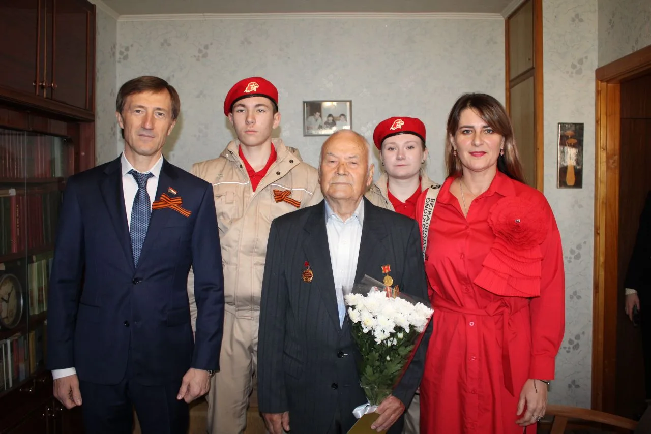 Поздравление ветеранов Великой Отечественной войны  Члены юнармейского отряда нашей школы совместно 