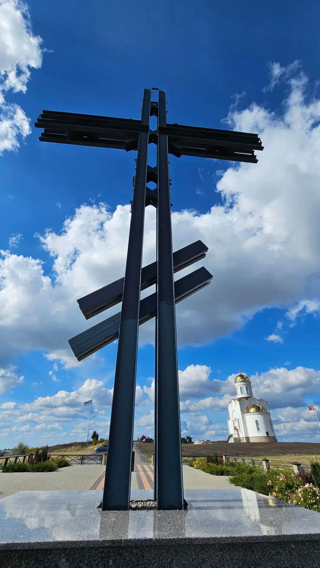 Видишь, там на горе возвышается крест...