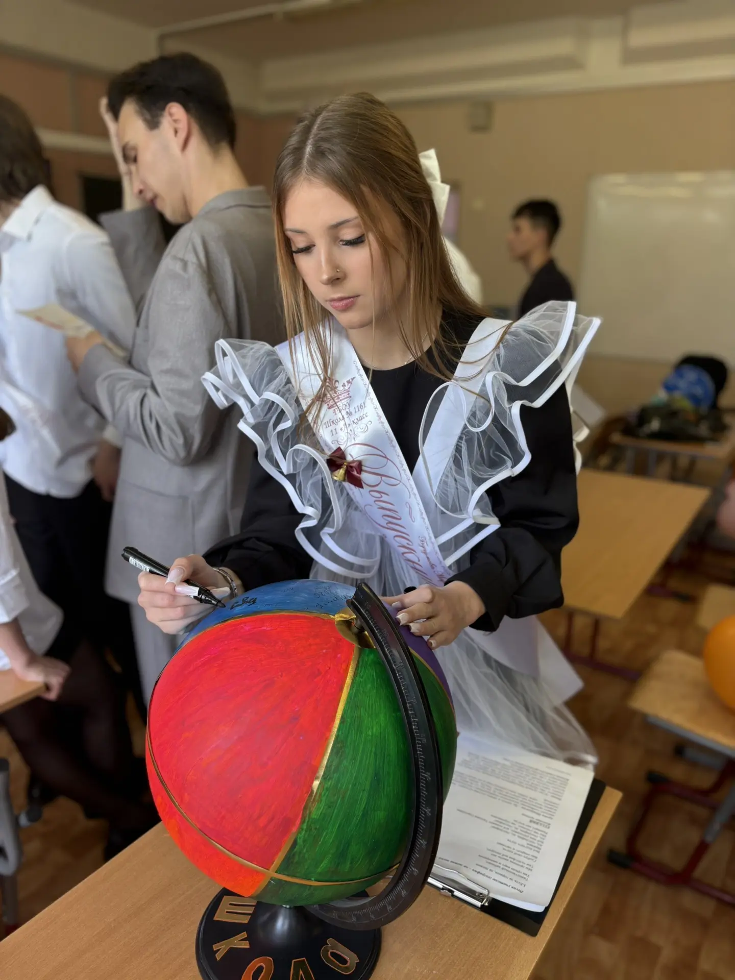 🌟Глобус школьной памяти! 🌟  🥰В корпусе «Бунин» есть особенная, тёплая традиция, которая связывает пр