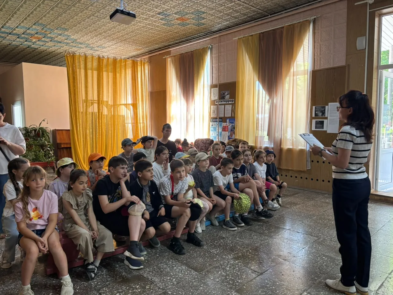 В Доме культуры посёлка Затеречный для ребят из летнего пришкольного лагеря "Радуга" пр...