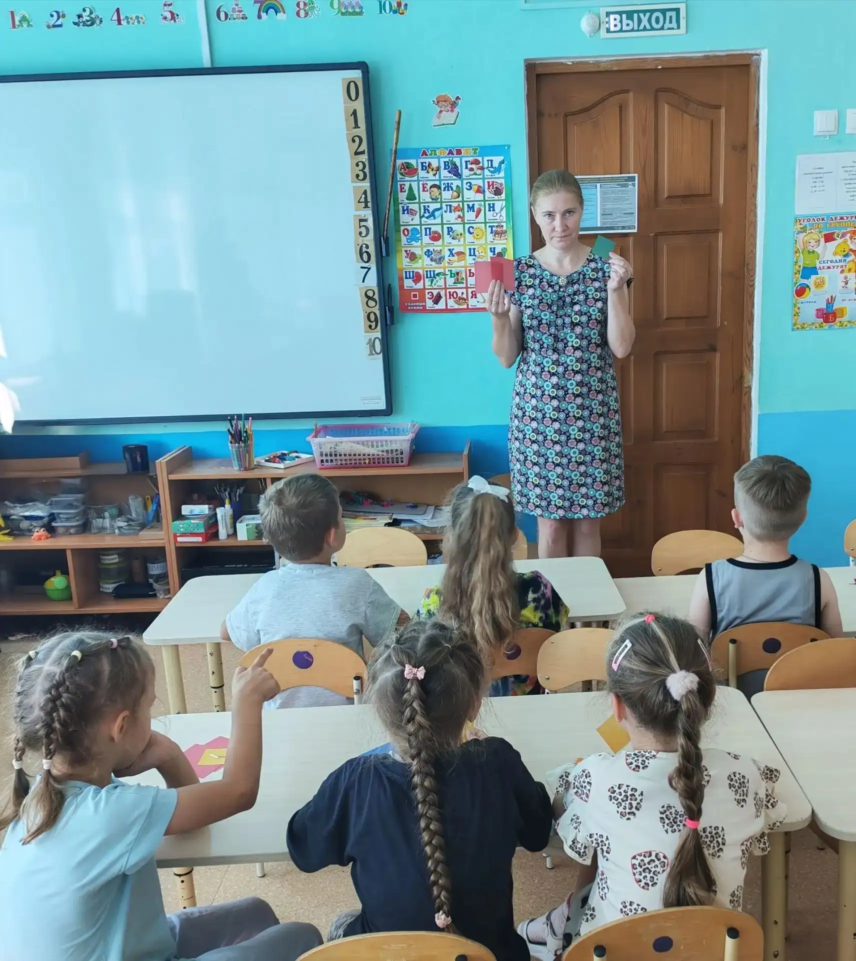 🎨📦 В подготовительной группе состоялось увлекательное занятие по созданию поделок из ...