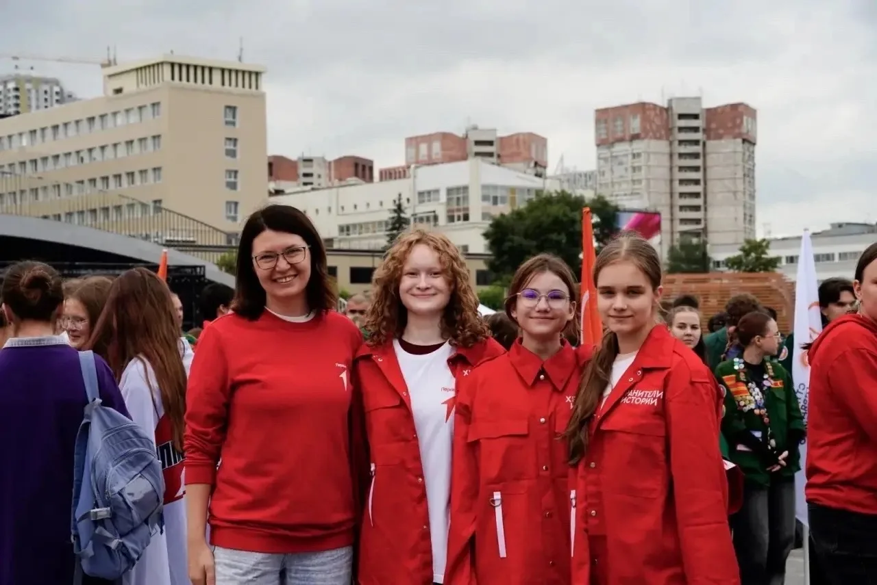 Движение Первых

В День Молодёжи девочки из отряда «Хранители истории» присоединились к праздничному
