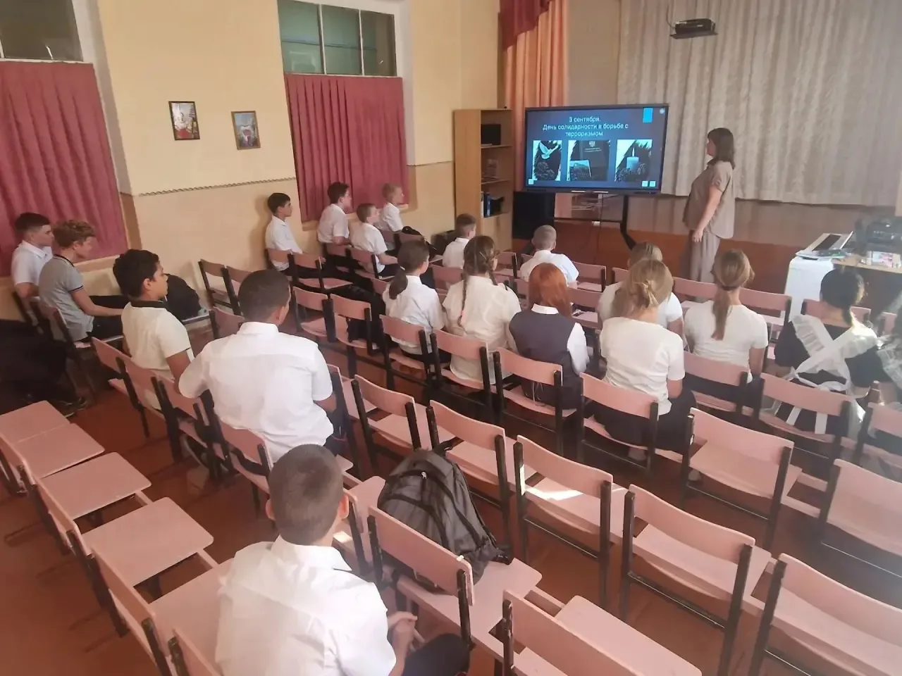 В 7 «Б» классе прошел классный час на тему «3 сентября. День солидарности в борьбе с те...