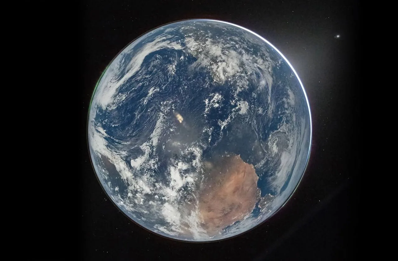 С днём Земли! 🌍