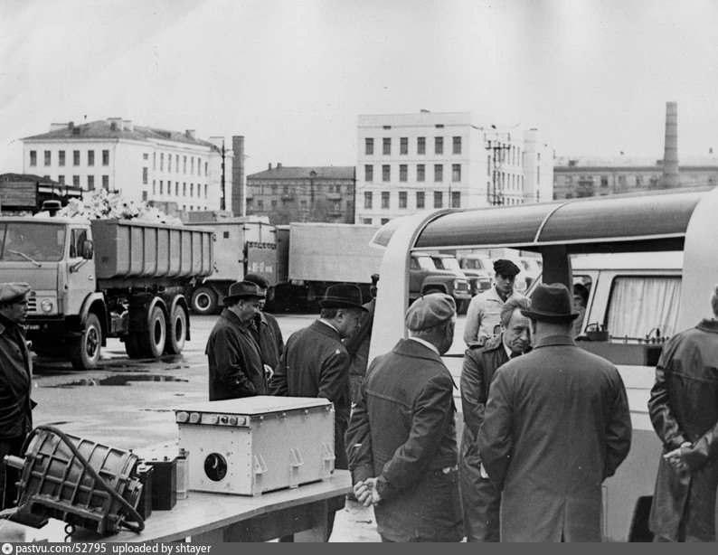 Осмотр т. Гришиным и другими официальными лицами электромобилей автокомбината №34