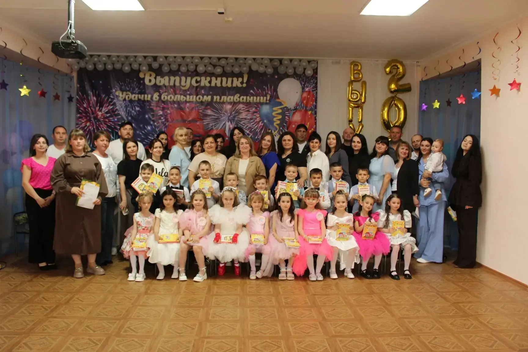В группе "Детки - конфетки" прошел трогательный утренник "Прощание с детским садом"
В зале царила ат