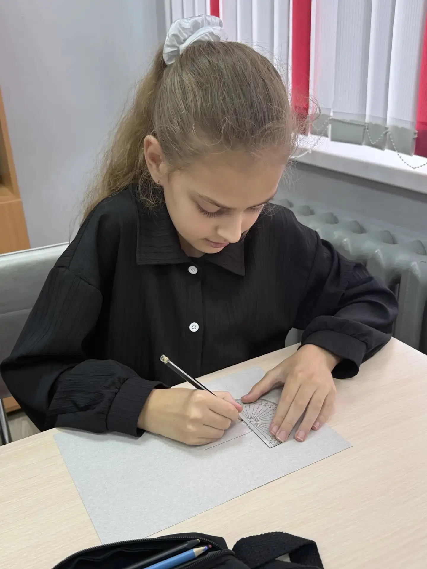 🎨 Работа творческих объединений: «АРТ‑игла» в деле! 🪡Сегодня в кружке «АРТ‑игла» пяти...