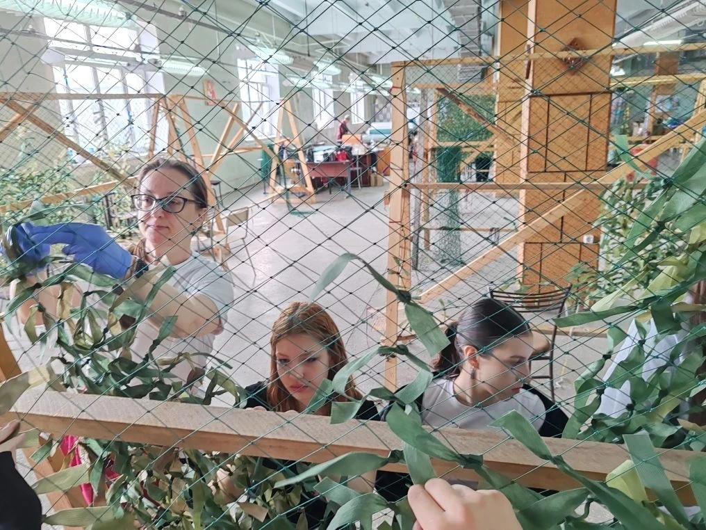 Сила в единстве: ученики и родители 9-х классов плетут маскировочные сети 🇷🇺  Наши традиционные Комм