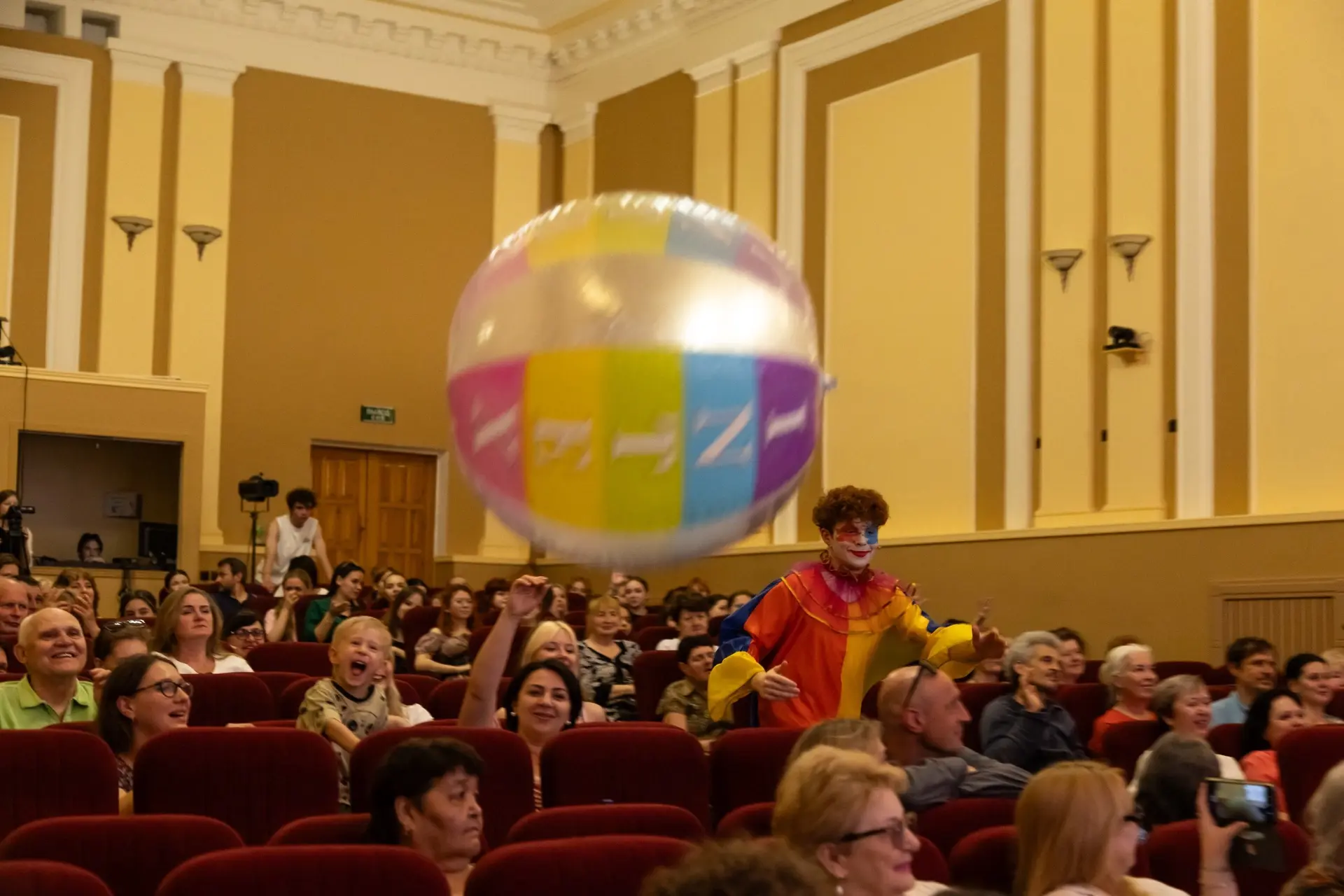 Концертный сезон Творческого центра «Красная площадь, 7» завершился эстрадно-цирковым шоу «Будущие з