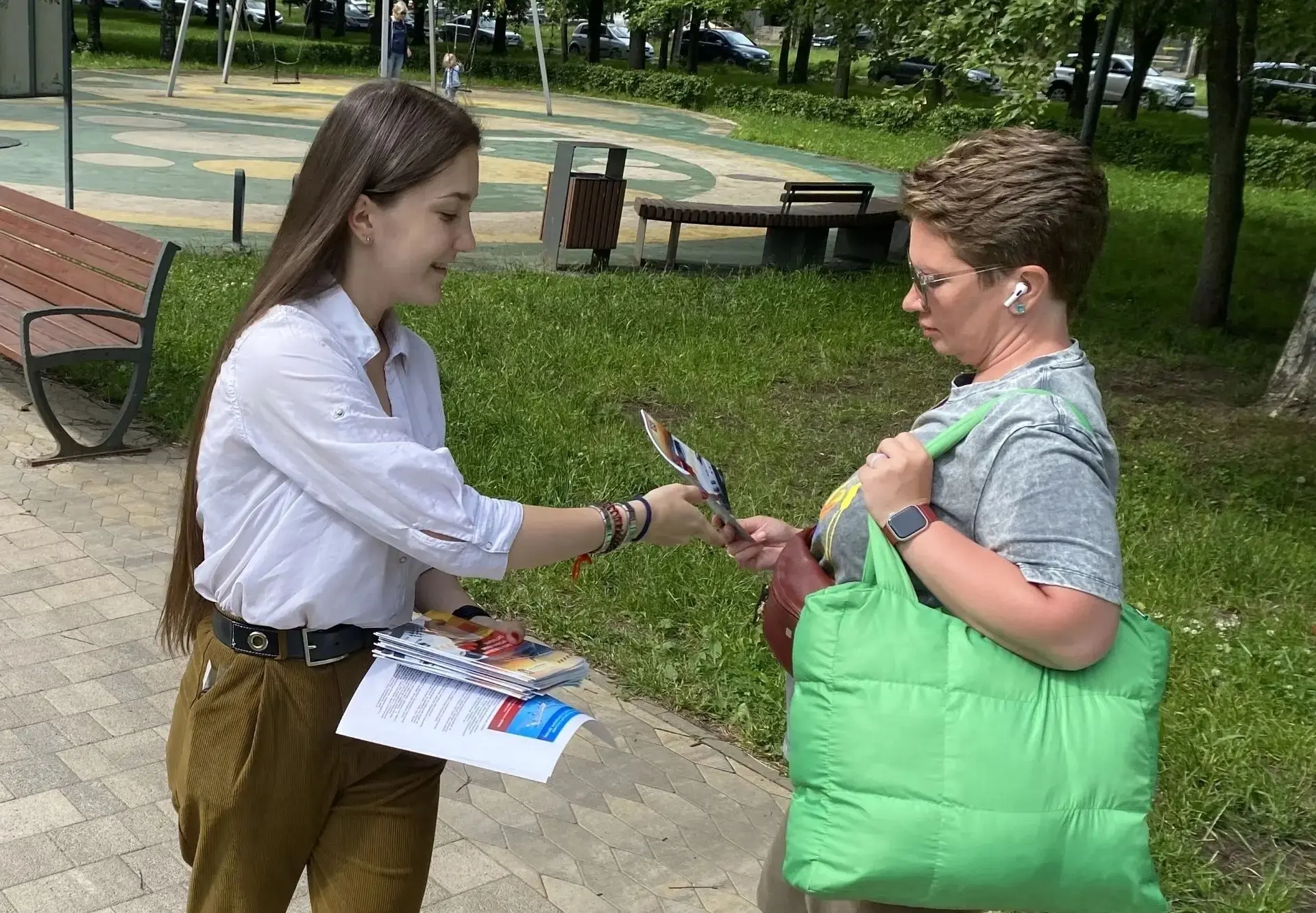 В Любашинском саду у детской площадки вчера сотрудники Местной администрации провели открытое заняти