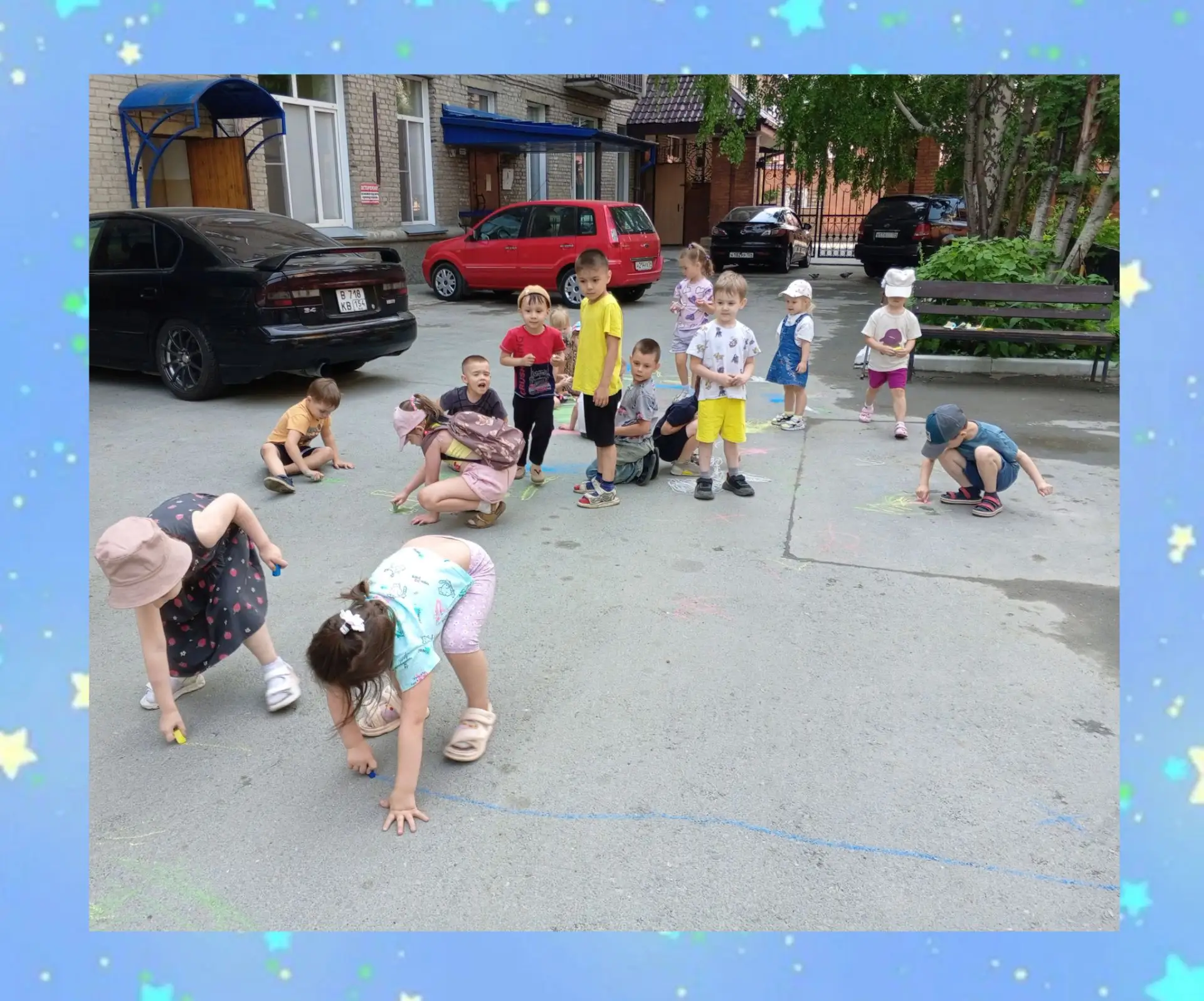 Рисуем лето! 🎨☀️
 
 Сегодня наш двор превратился в настоящую художественную мастерскую под открытым