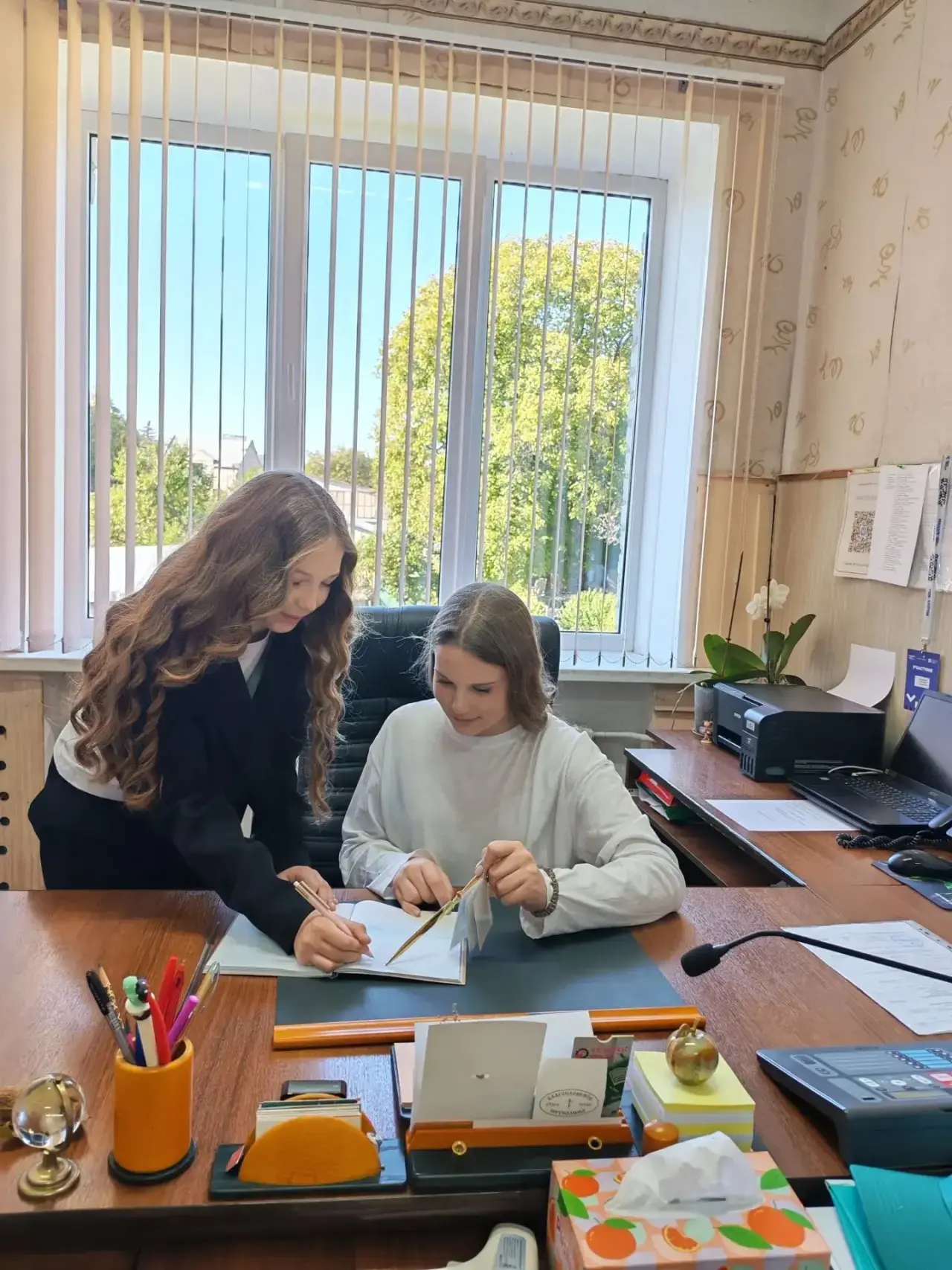 В День учителя роли поменялись: уроки в нашей школе провели ученики 8 и 9 классов! 💛