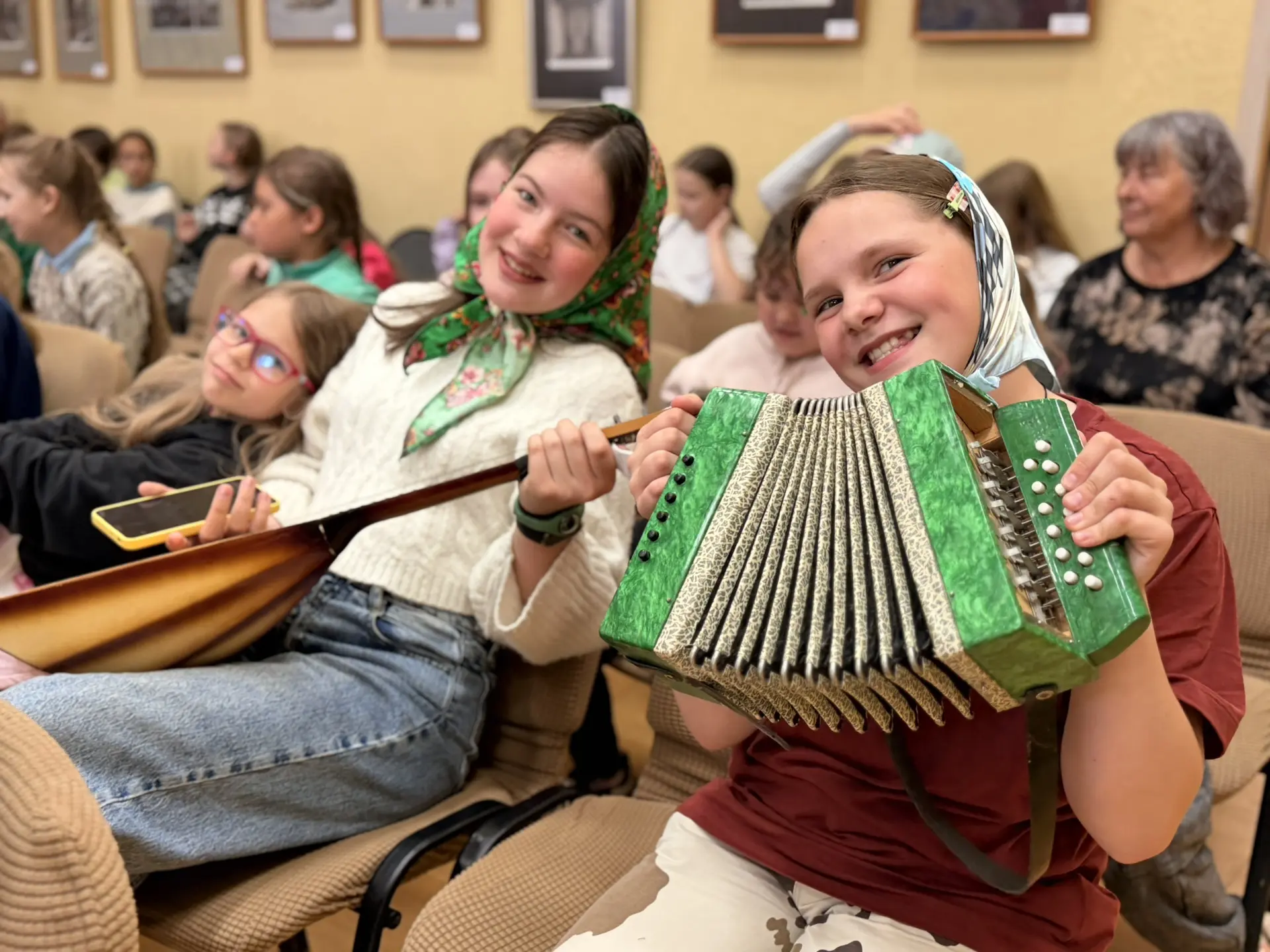 8 день. Частушечник

Какой же шумный и веселый сегодня выдался денёк у наших ребят! ☀️🎶Пусть погода