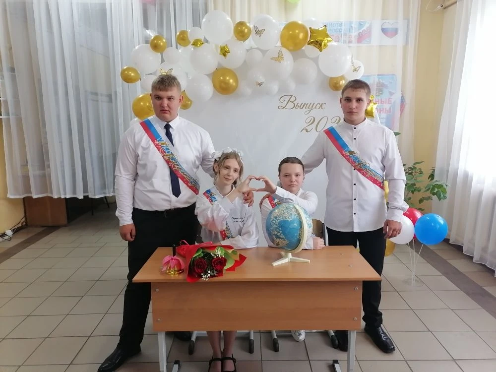🚨 Внимание, экстренное сообщение! 🚨Последний звонок официально прозвучал! 🔔Выпускник...