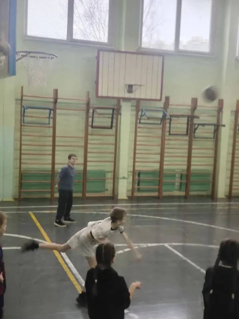📅 20 февраля в нашей школе прошла товарищеская игра по Пионерболу между командами 5Э и 5Б, посвященн