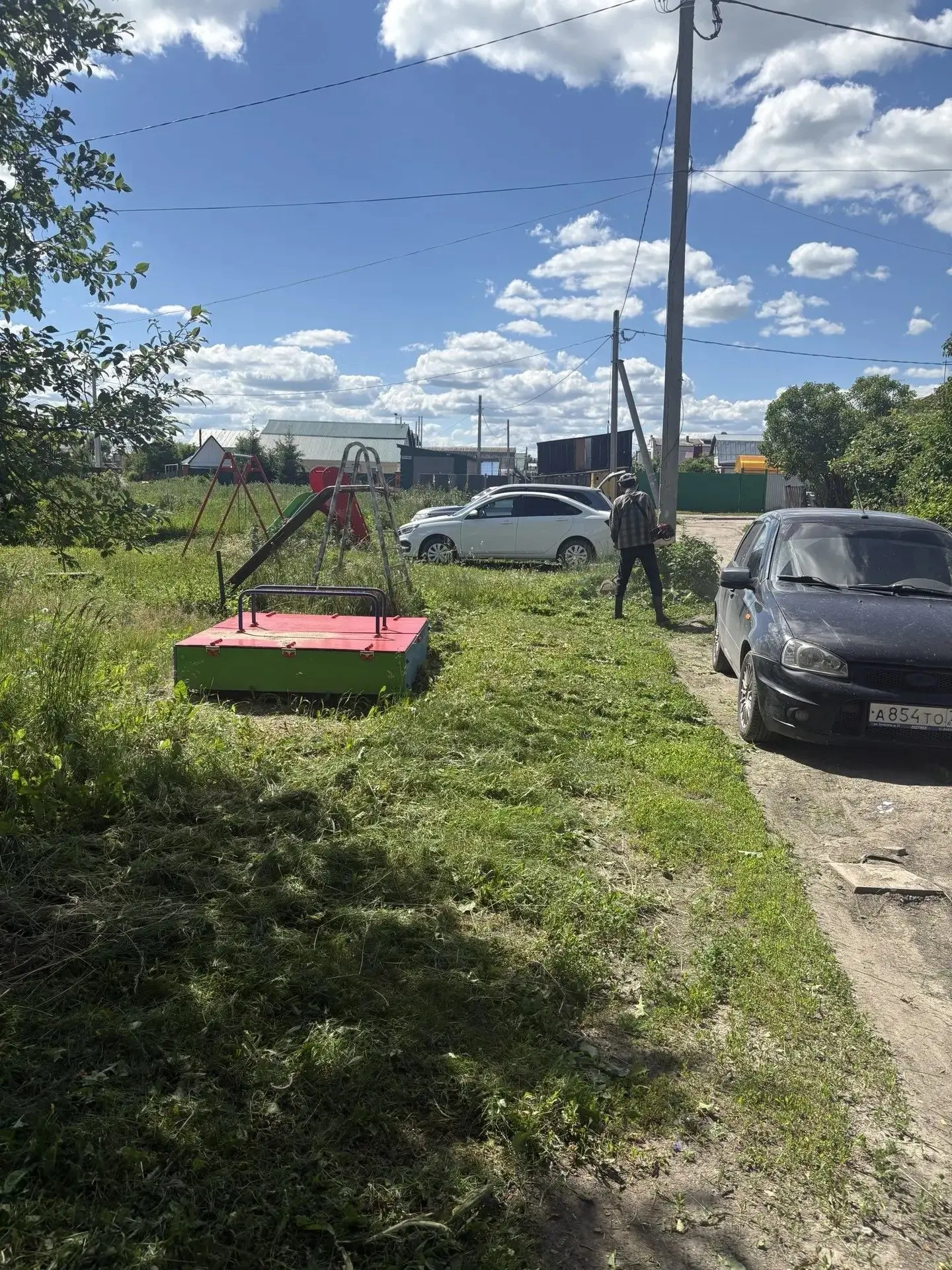 Покос травы в п. Пригородный. Завезли песок в песочницу дома 13 по ул. Молодежная.