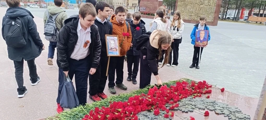 Сегодня ученики 6 К класса приняли участие в трогательной церемонии возложения цветов в Сквере Памят