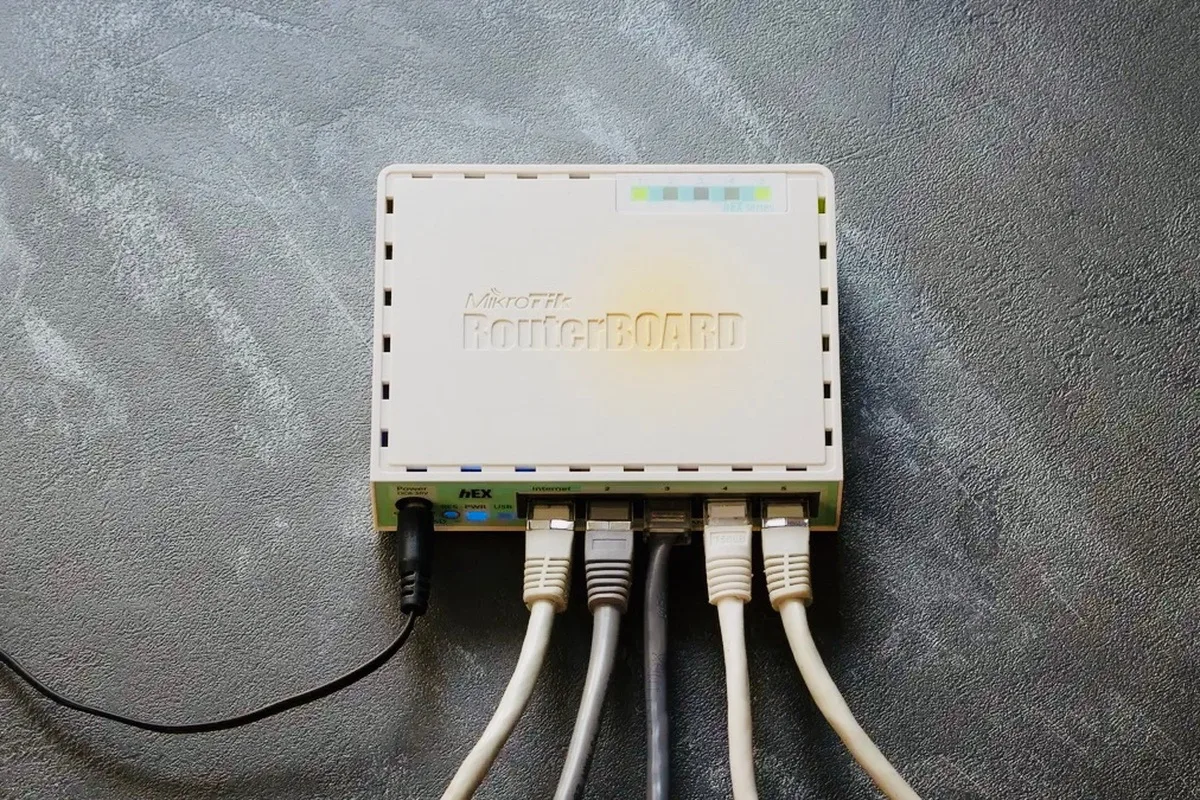 Роскомнадзор поручил операторам проверить роутеры MikroTik из-за уязвимости, которая уг...