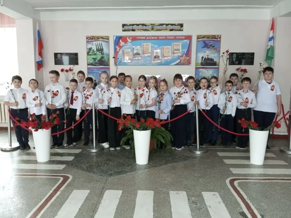 Светлая память в преддверии Великого Дня Победы 🕯️  Сегодня утром наша школа собралась на торжествен