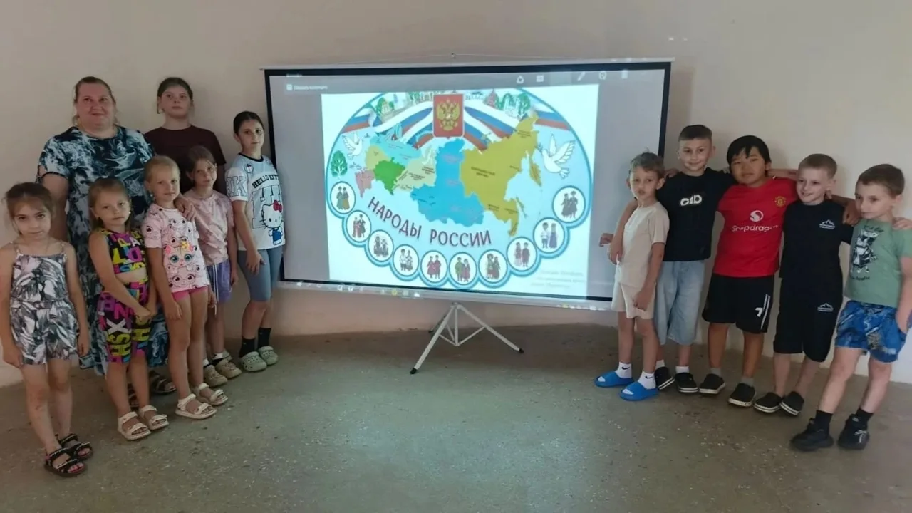 В доме культуры села Шангала прошло мероприятие "Народов много - страна одна". Фраза "н...