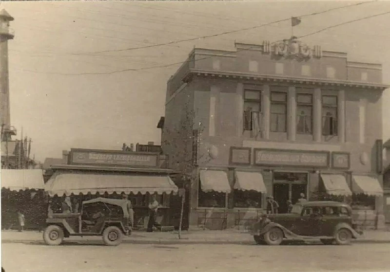Гастроном на улице Ленина. 1947–1950. Южно-Сахалинск 
 
Фото из семейного архива Евгении Крыловой (С