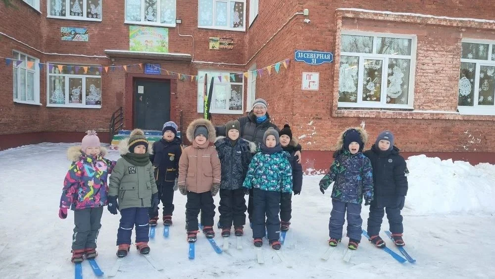 Лыжный детсадовский сезон открыт. Ура!
Ребята БДОУ г
Омска "Детский сад N 2" из групп "Рябинка" и "З