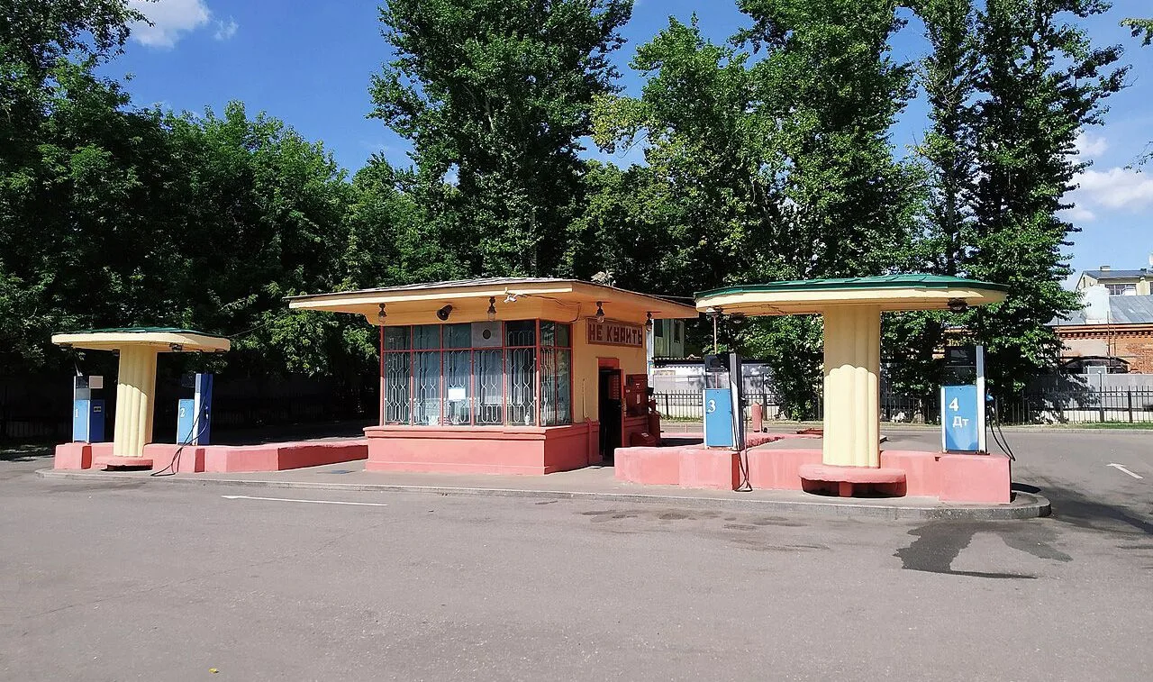 Пожалуй, самая известная бензозаправка в Москве — это станция на Волхонке, которую част...