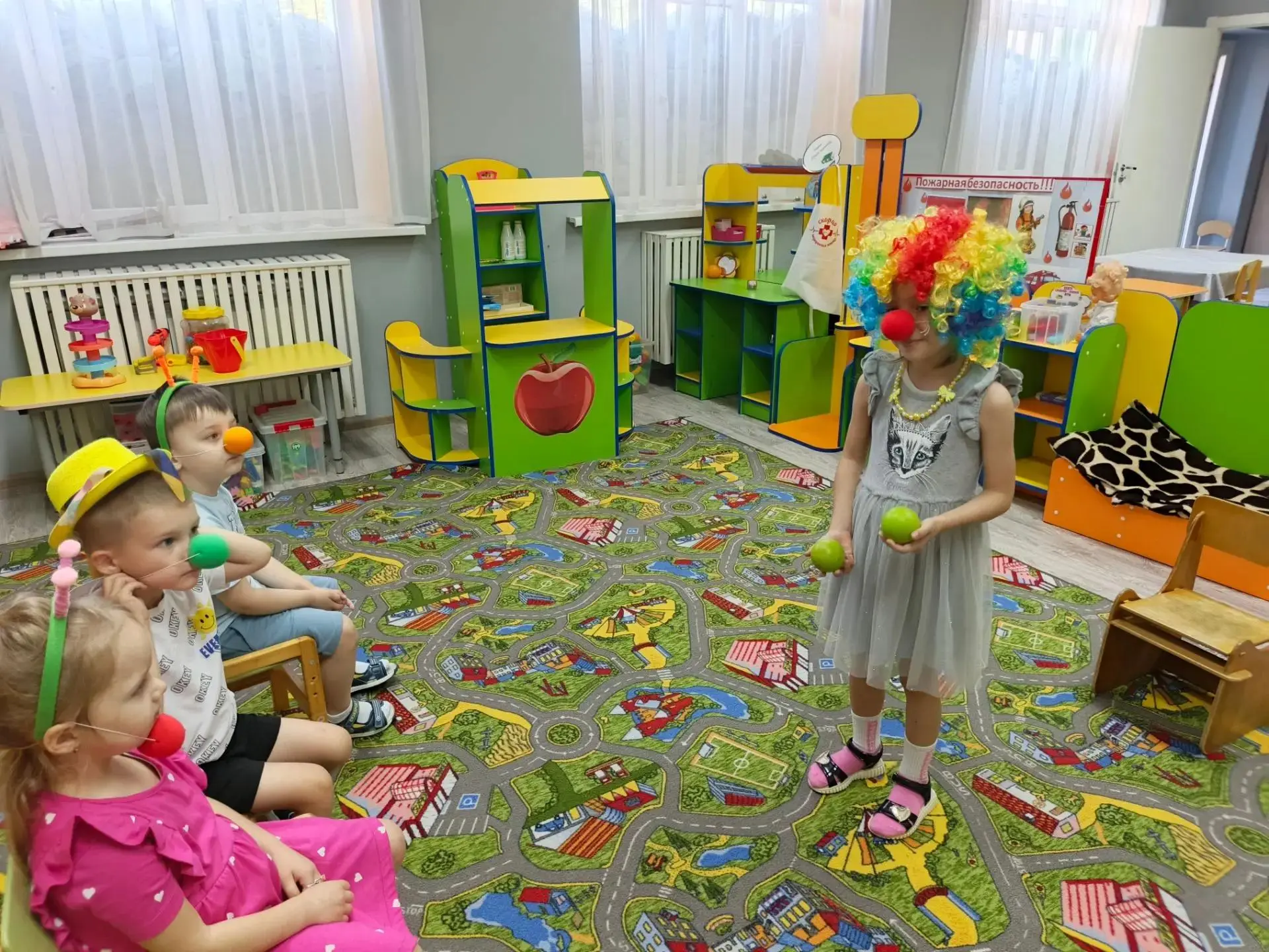 Сегодня в средней группе шумно и весело! Ребята устроили настоящий праздник! Играли, рисовали и наря