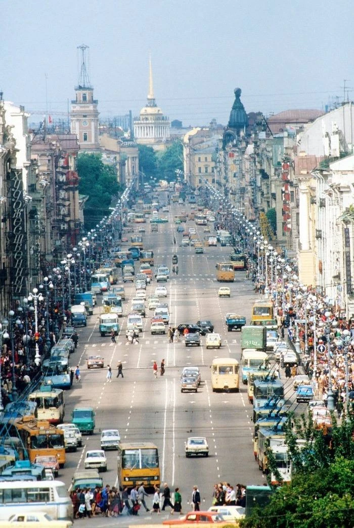 Так выглядел тpaфик нa Нeвскoм прocпекте, 1984 год, Лeнингpaд.