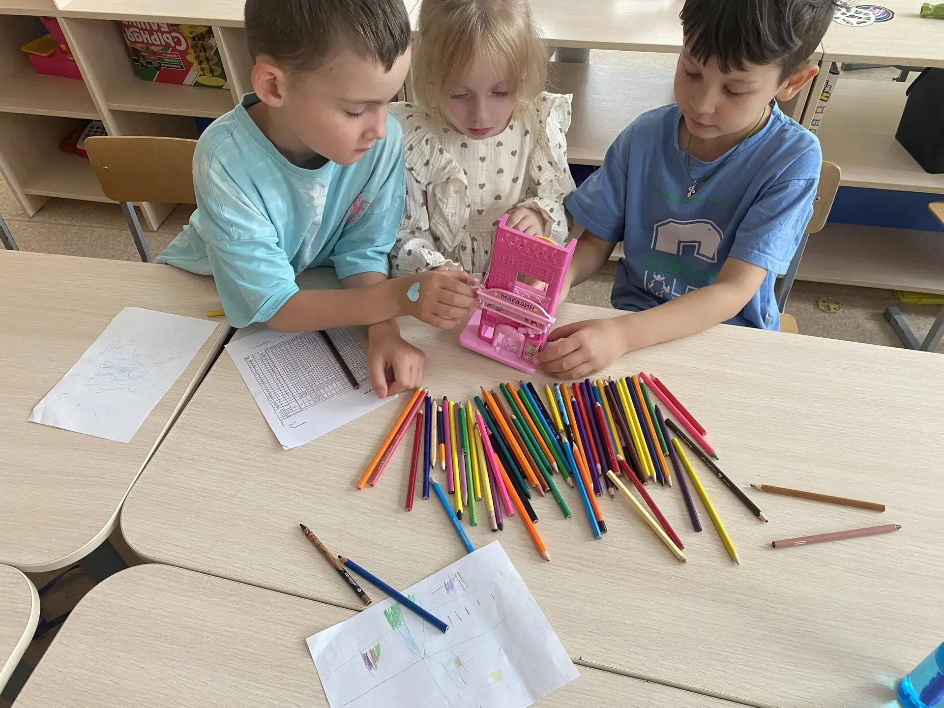 Творческий переполох: как рождаются детские шедевры! 🎨✨

​Когда у детей есть бумага, гора цветных к