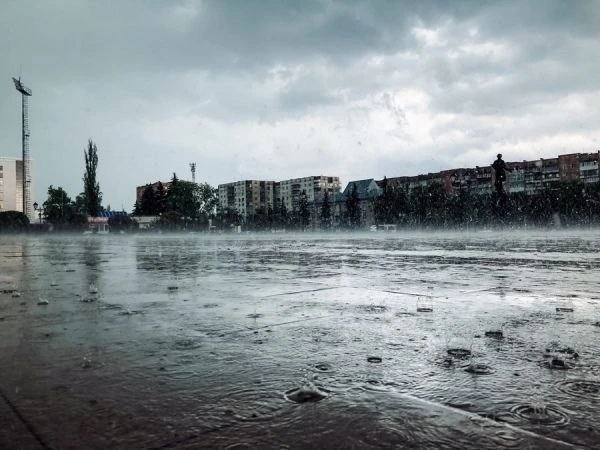 МЧС предупреждает курян о грозе, граде и сильном ветре 15 июня

В Курской области 15 июня ожидается 
