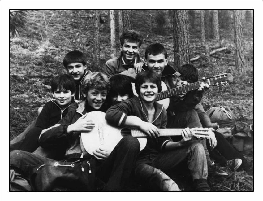 Раньше многие пацаны умели играть на гитаре. Собирались в подъезде или за гаражами возл...