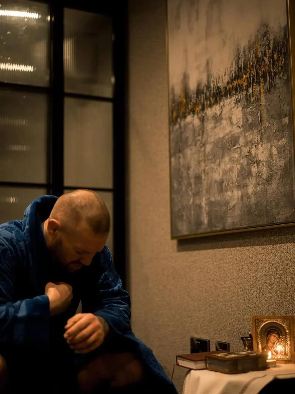 Конор Макгрегор принял Православие    Боец UFC опубликовал фотки, где он молится на фоне иконы Казан