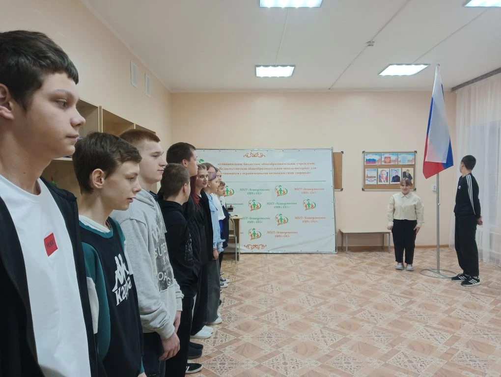 🇷🇺🇷🇺🇷🇺 Утро понедельника, 29 декабря 2025г., началось с торжественной линейки, по...