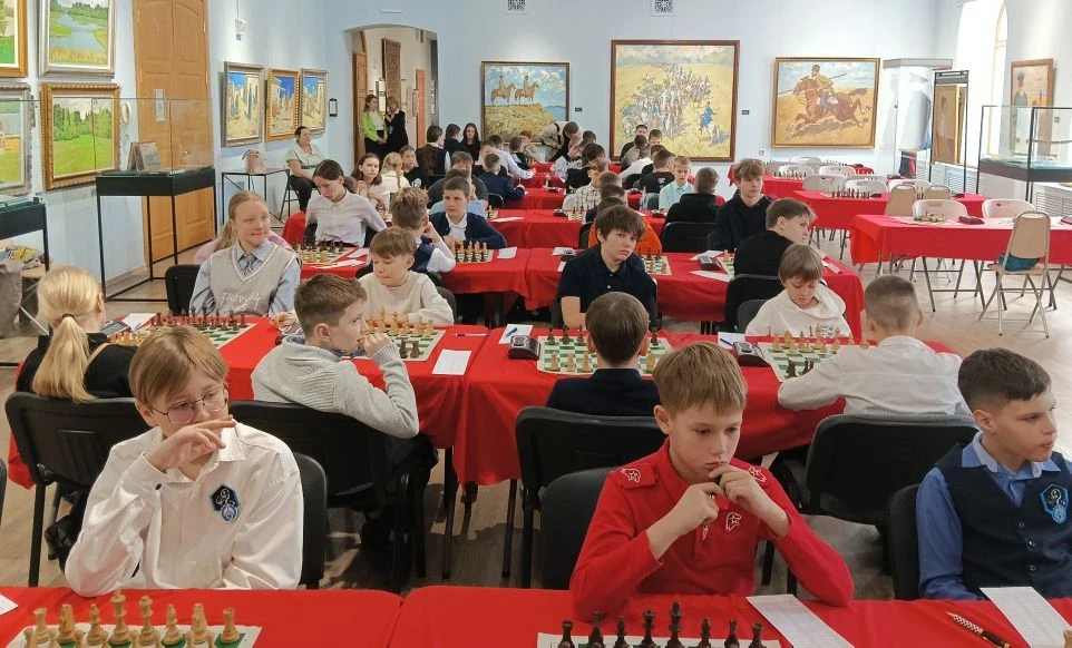 Ох и напряжённая сегодня обстановка 🏛️🤔 в Амурском областном краеведческом музее им. Г.С. Новикова-Д