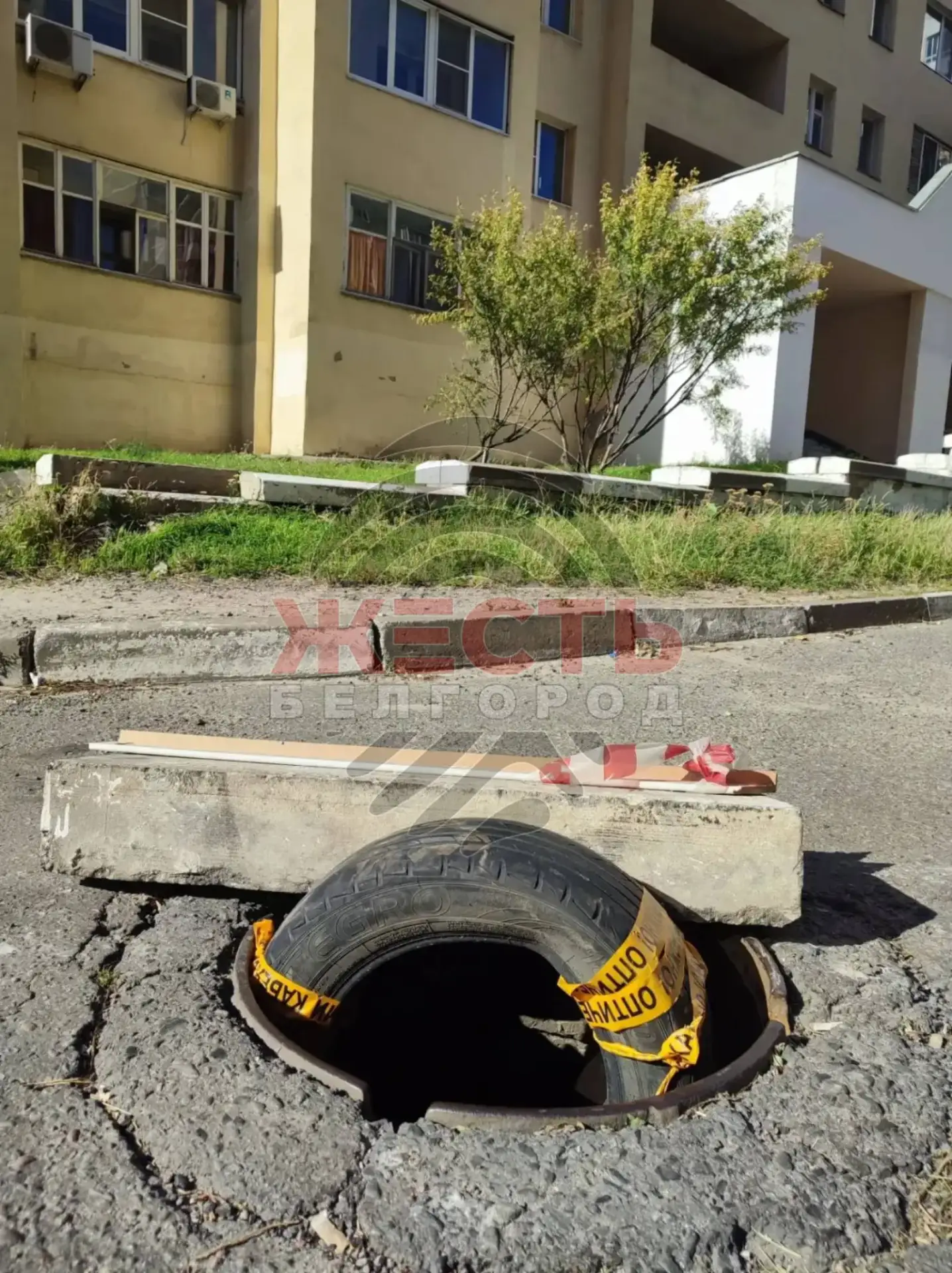На ул. Вокзальной, 26 уже вторую неделю посреди выезда из двора открыт канализационный ...