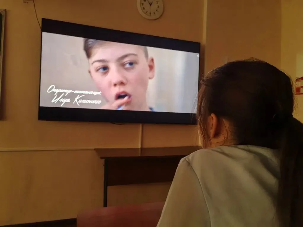 🔥 ИСКРЫ НАДЕЖДЫ В БЕЗДНЕ ВОЙНЫ 🔥  🎬 Сегодня в стенах нашей школы прошел не просто киноурок — сегодня