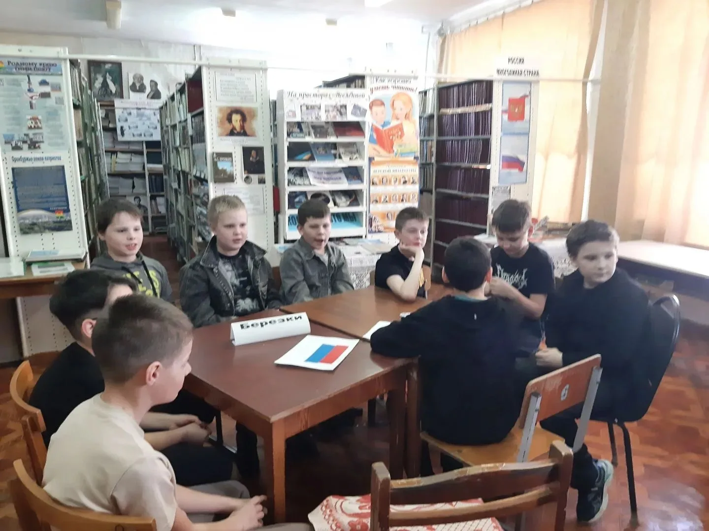 Сила России - в единстве народа!🤝 Сегодня ребята 4Б и 4А посетили школьную библиотеку. Они приняли а