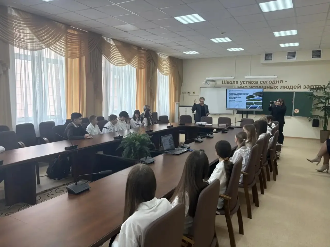 08 апреля на базе МБОУ «СОШ №101» прошел экологический урок, который открыла лично министр природных