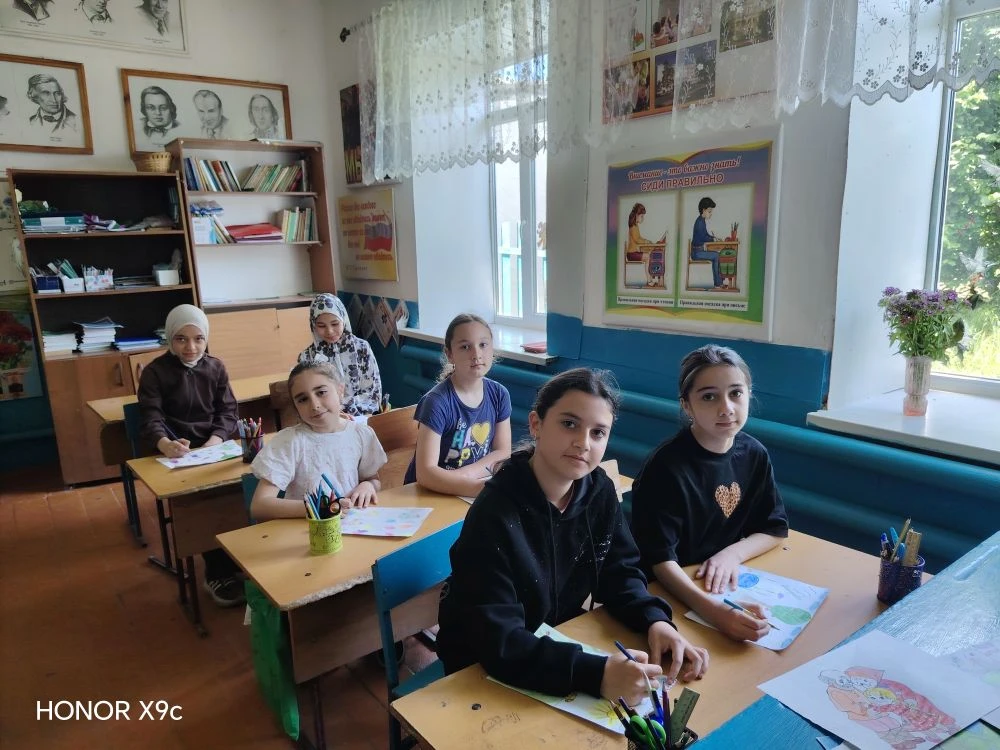🎨 В День защиты детей активисты Хтун-Казмалярской школы организовали выставку «Мир гла...
