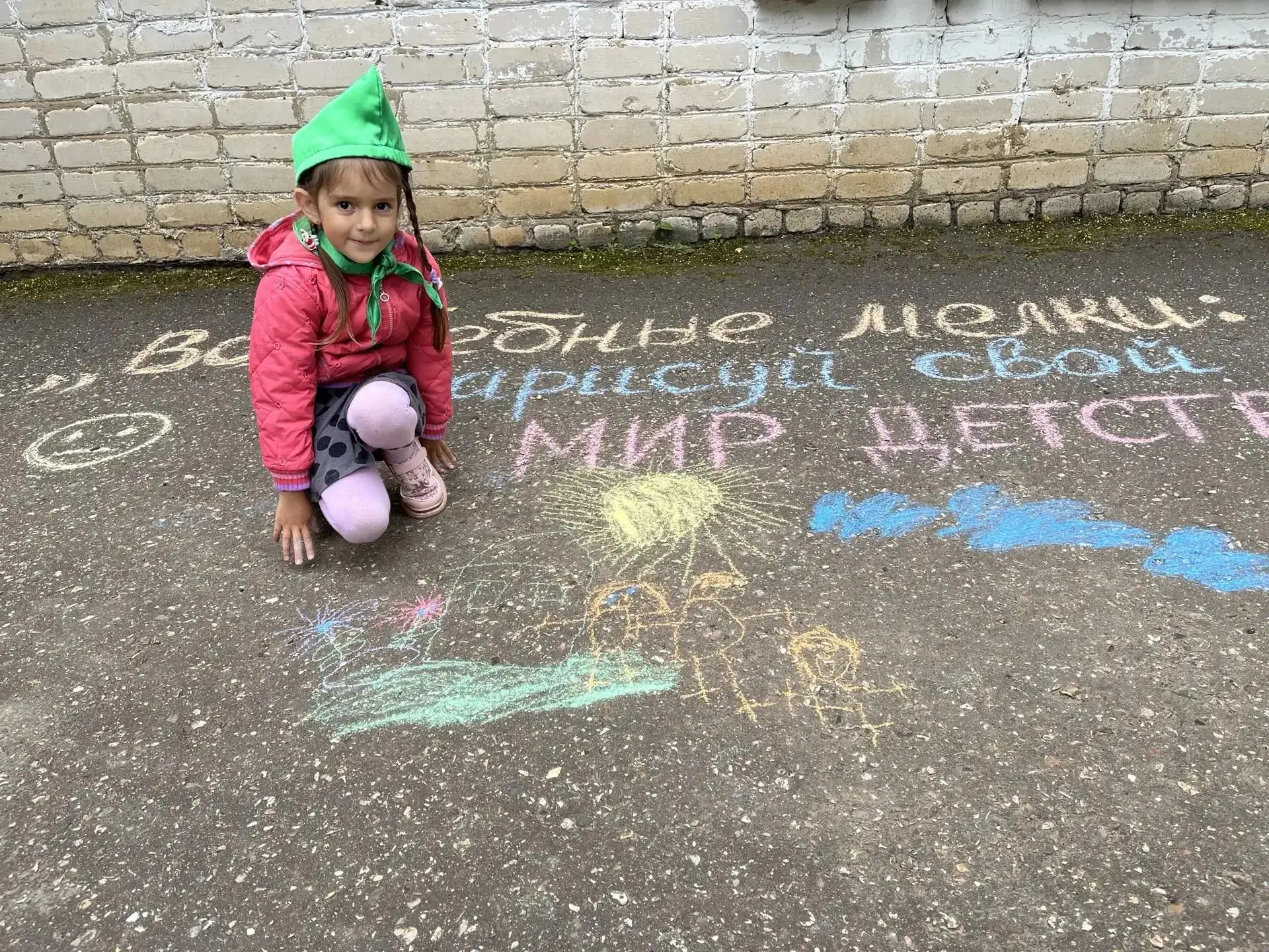 🔮Волшебство на асфальте.
В нашем дошкольном учреждении прошел яркий флеш-моб «Волшебные мелки: нари