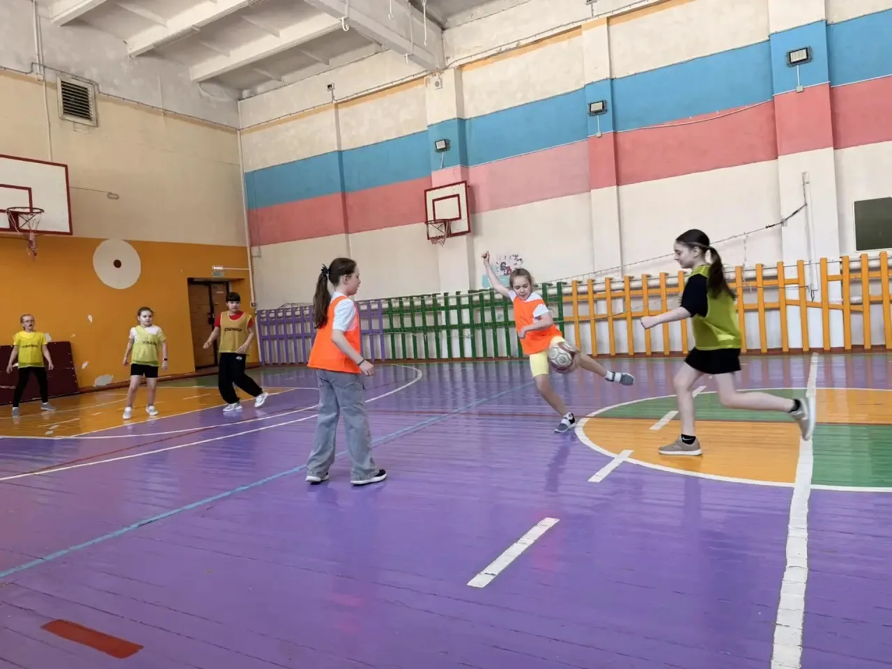 ⚽СПОРТИВНЫЕ КАНИКУЛЫ 🏆 ✨Сегодня в спортивном зале лицея состоялась нешуточная борьба с накалом эмоци