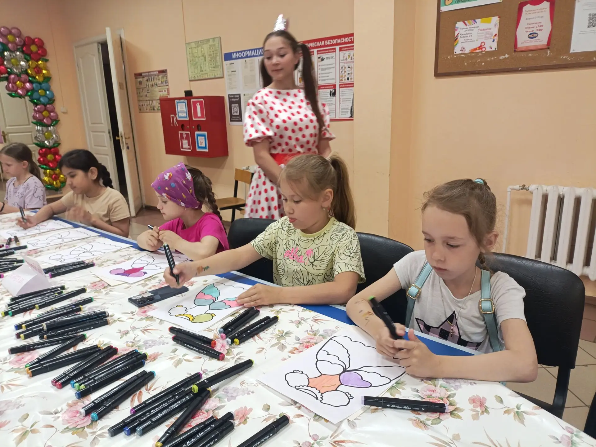 Воспитанники лагеря посетили Городенский  ДК. Они помогли очаровательной принцессе собраться на бал.