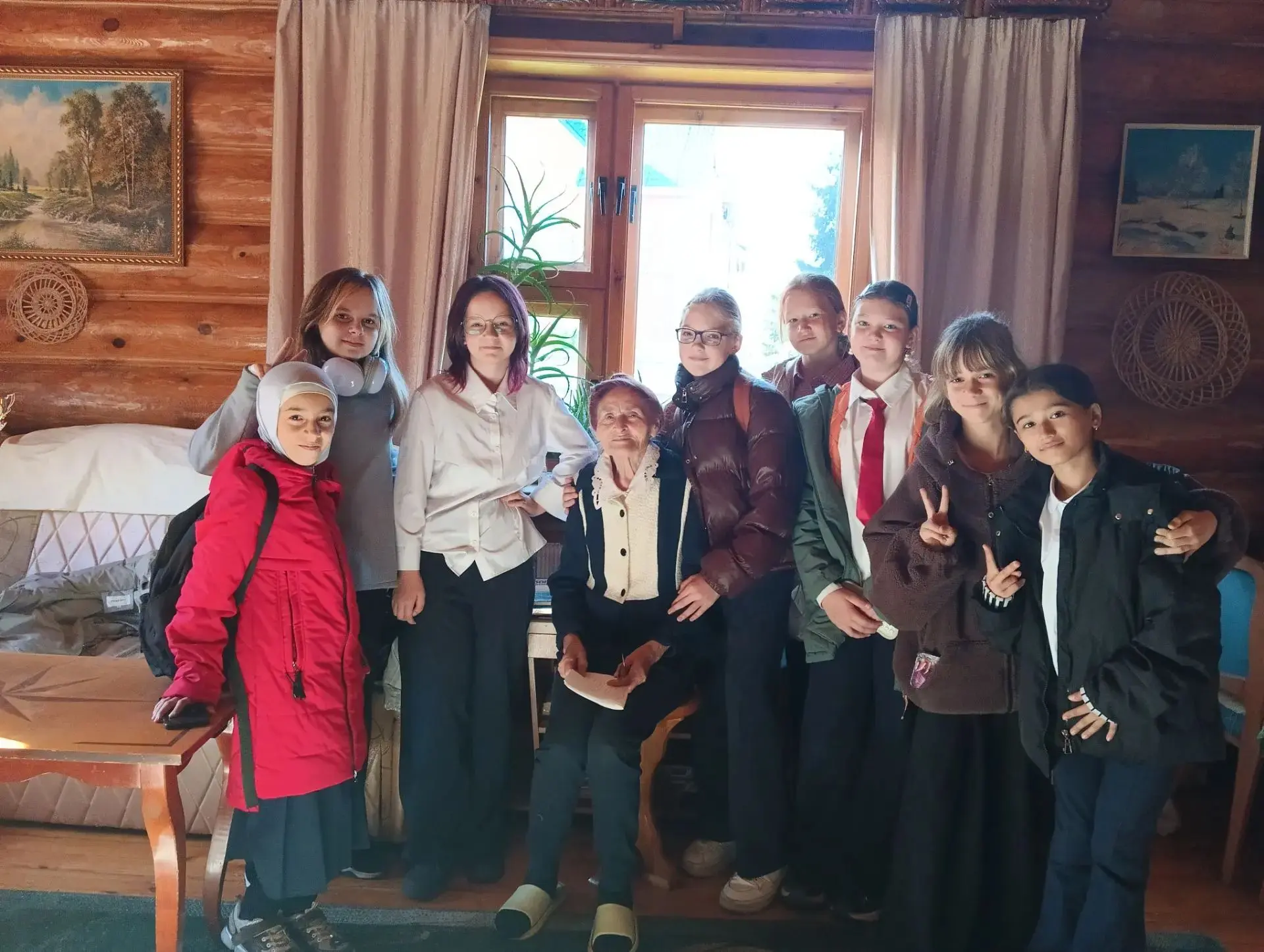 Ученики 5 А класса с классным руководителем Евгенией Александровной поздравили Стариков...