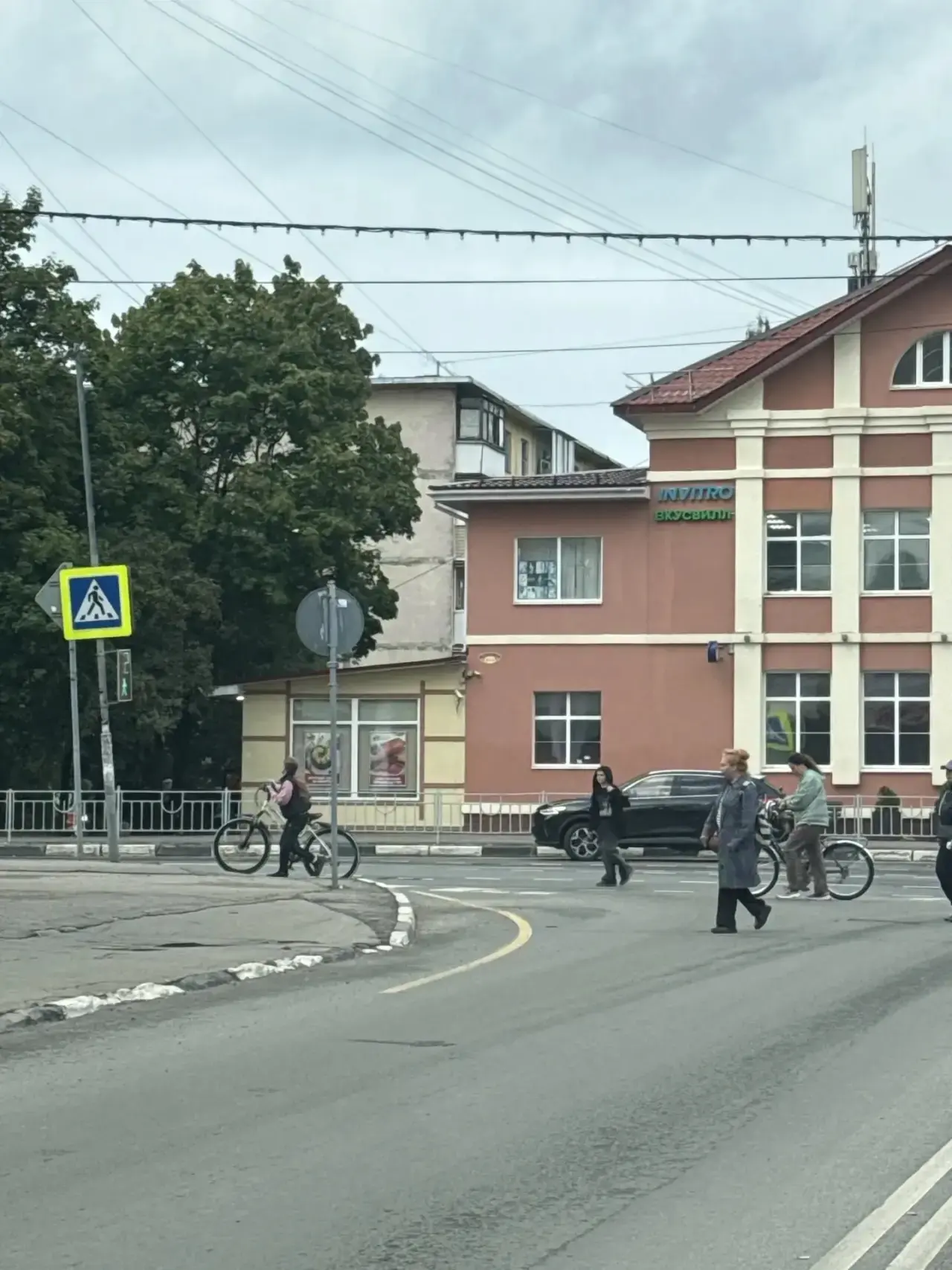 Зашли с Лидой в обувной магазин… Выставлена обувь к школе знаете на чем? На книгах… Кни...