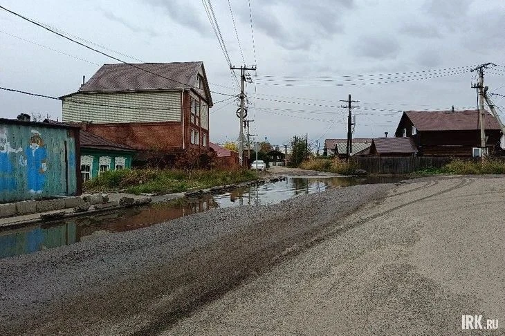 В Рабочем есть такое место, где после дождей автомобилистам приходится угадывать, куда ...