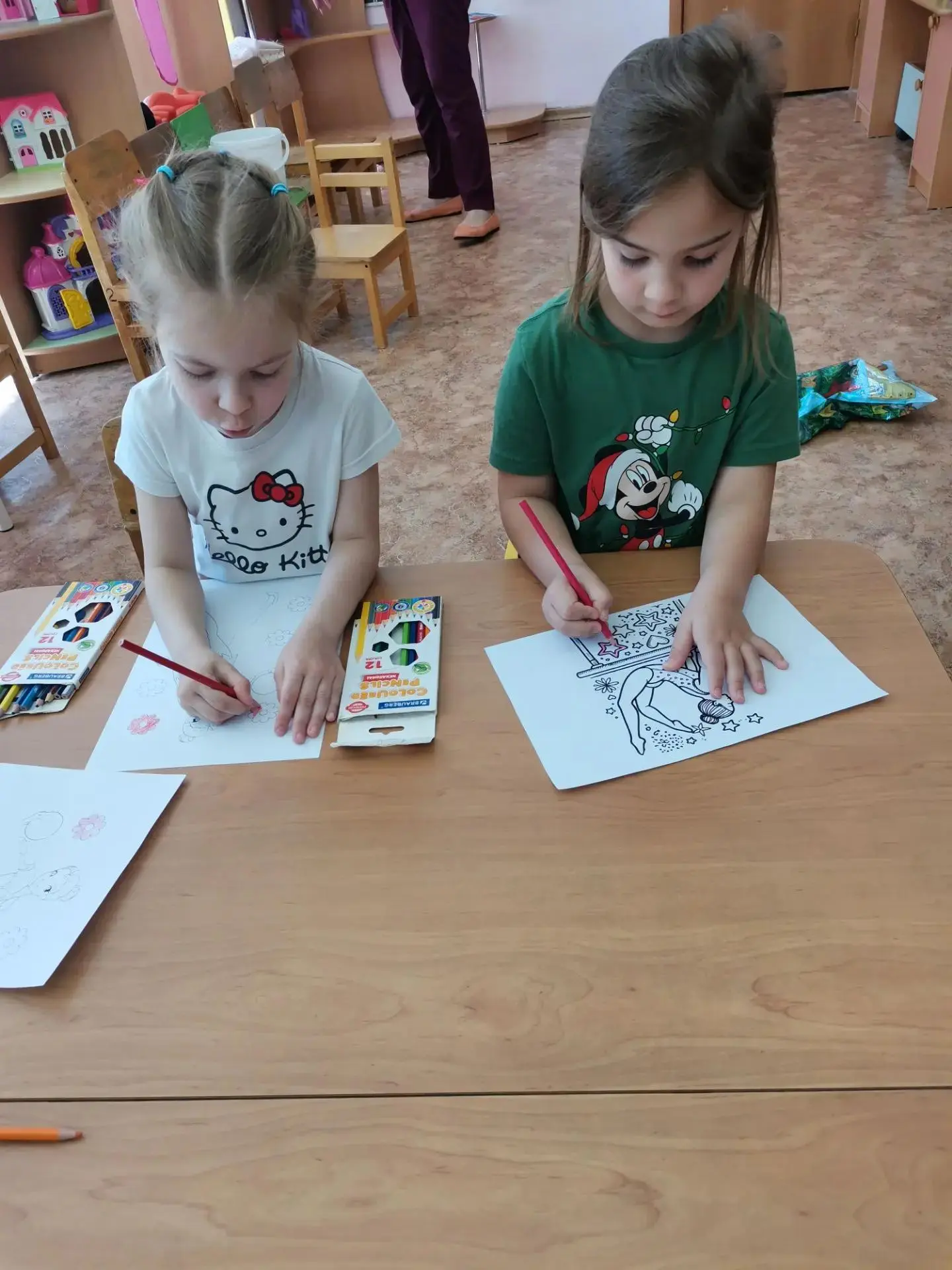 🥳 В цирке вновь аттракцион.                       
Выступают тигры, слон,                          