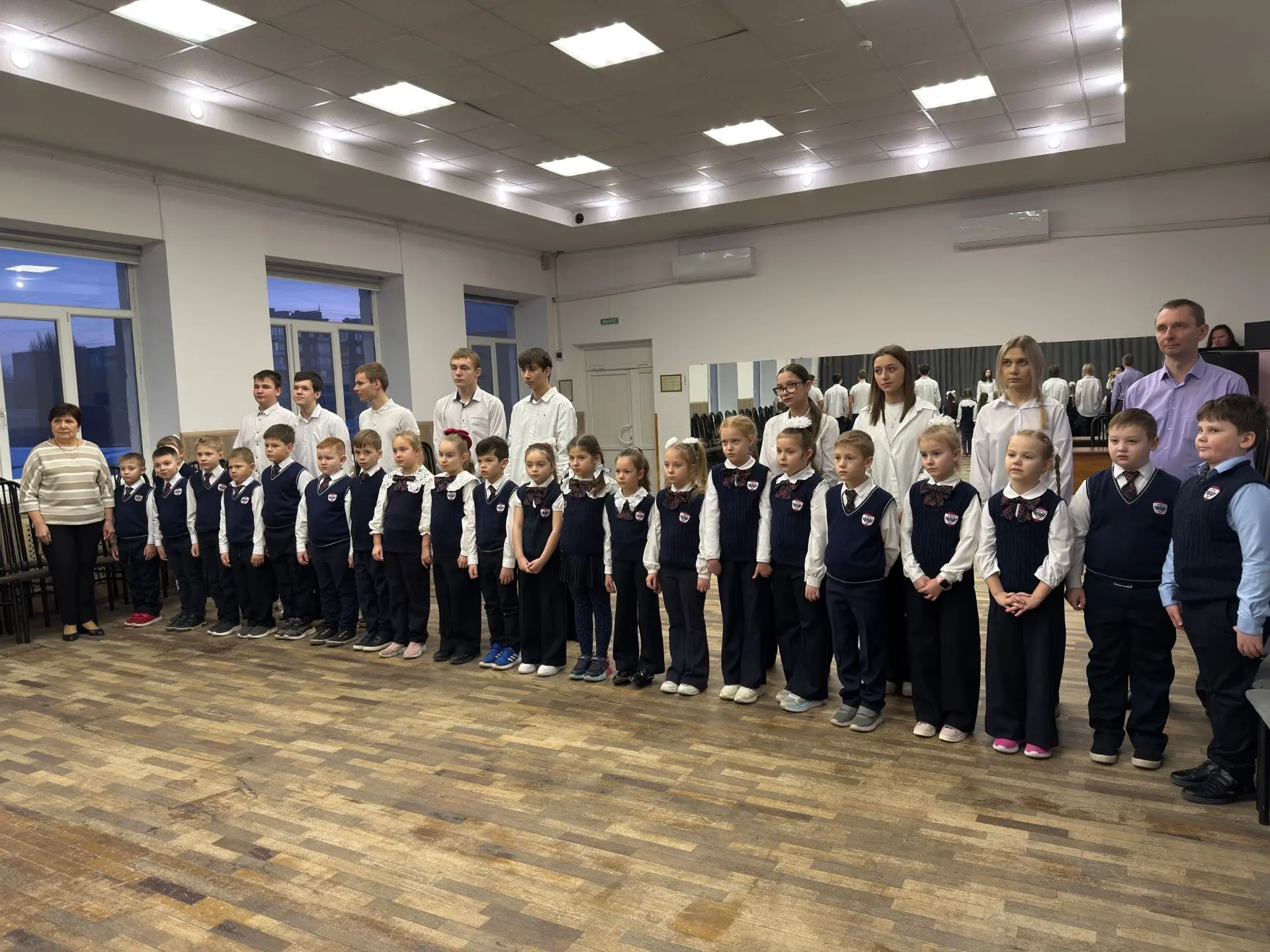 Торжественным поднятием флага началась новая учебная неделя  В понедельник в школе состоялась традиц