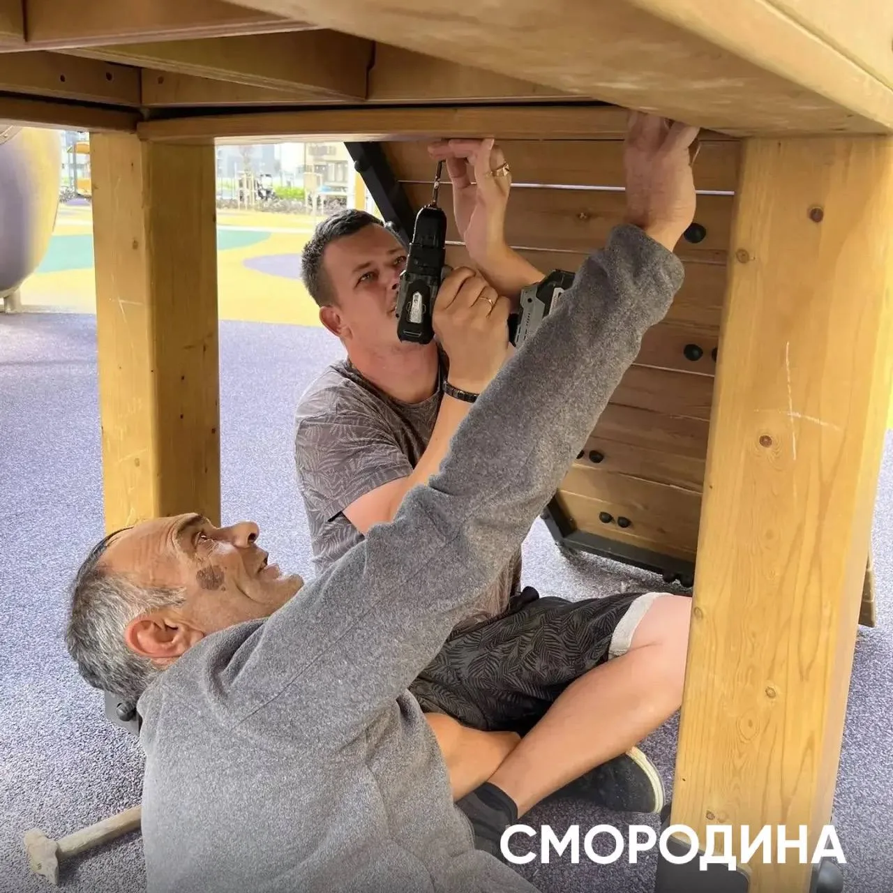 Провели работы по восстановлению антипарковочных столбиков на придомовой территории ком...